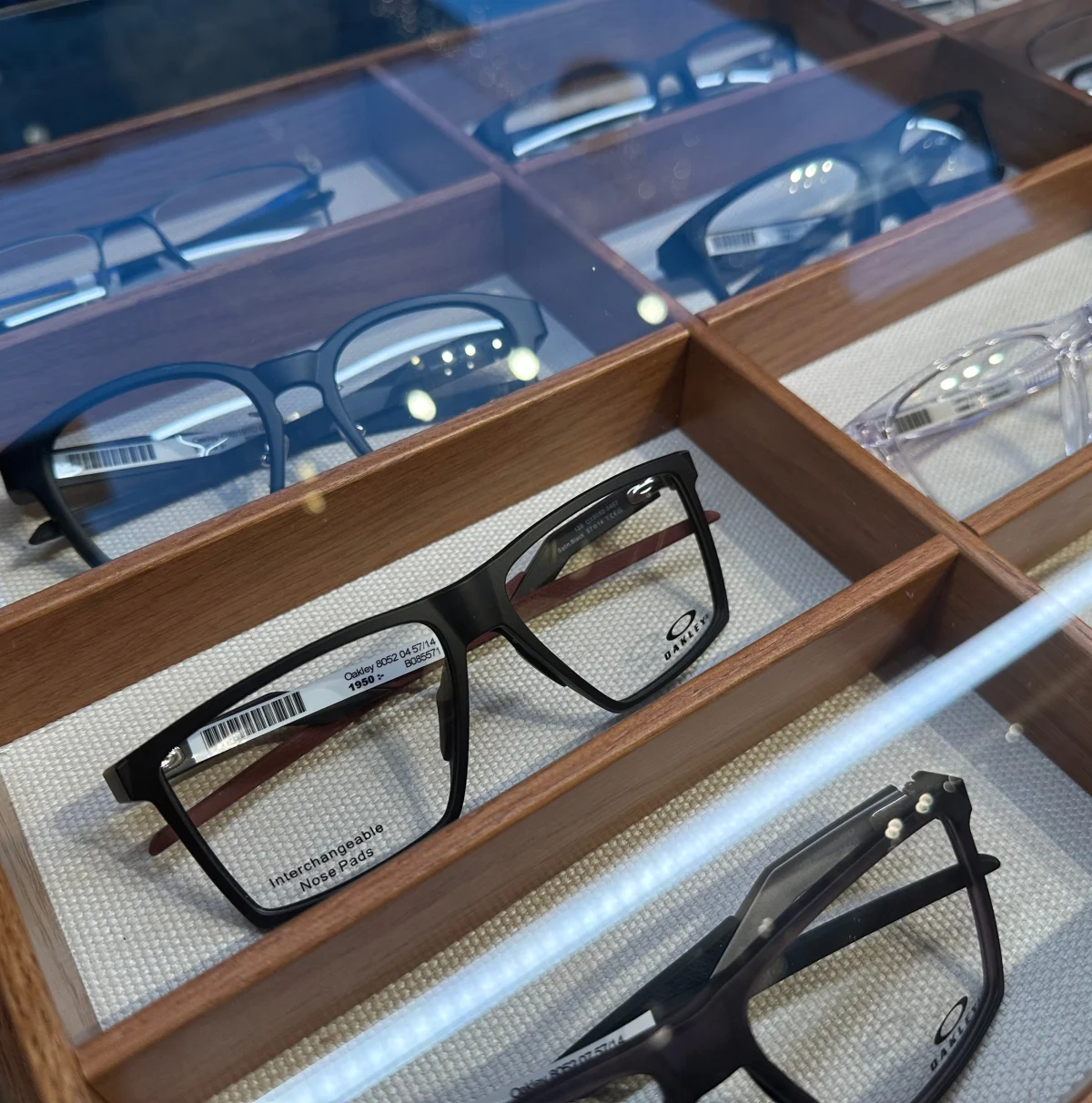 Begrüßen Sie den Kunden beim Optiker.