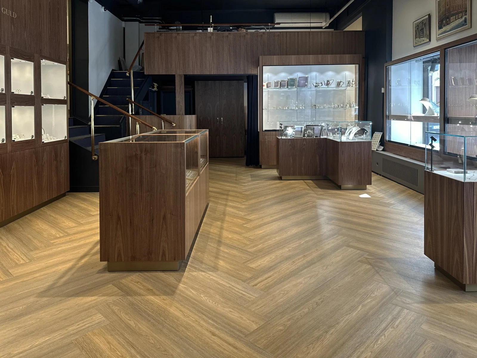 Zeitloses Design und Details, die den Schmuck unterstreichen